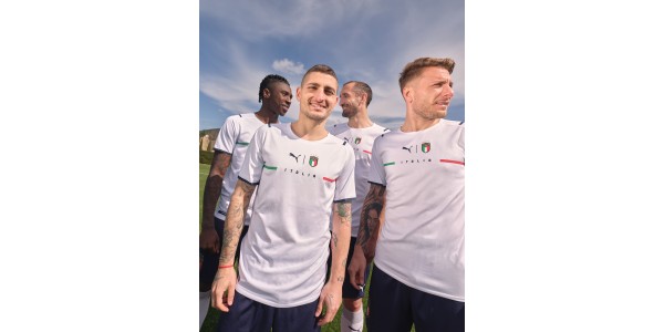 Uit voetbalshirts van het nationale team van Italië
